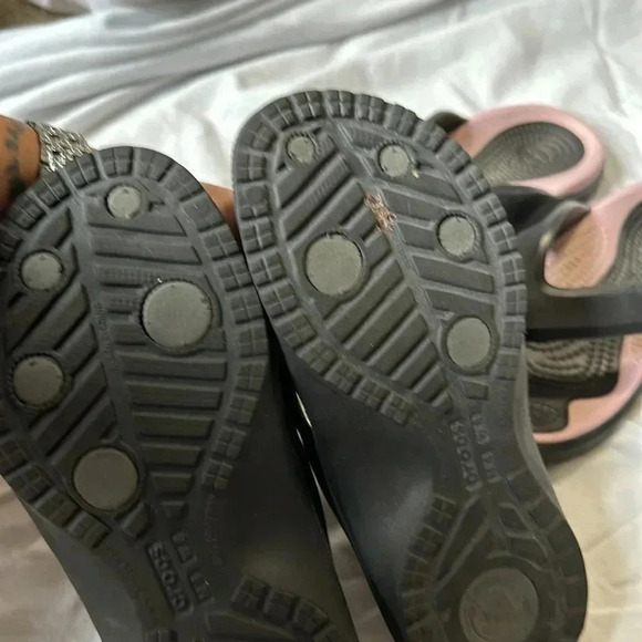 Crocs slip on flips flops / sandals size 6 women’s 2 pairs black and pink - Picture 5 of 8